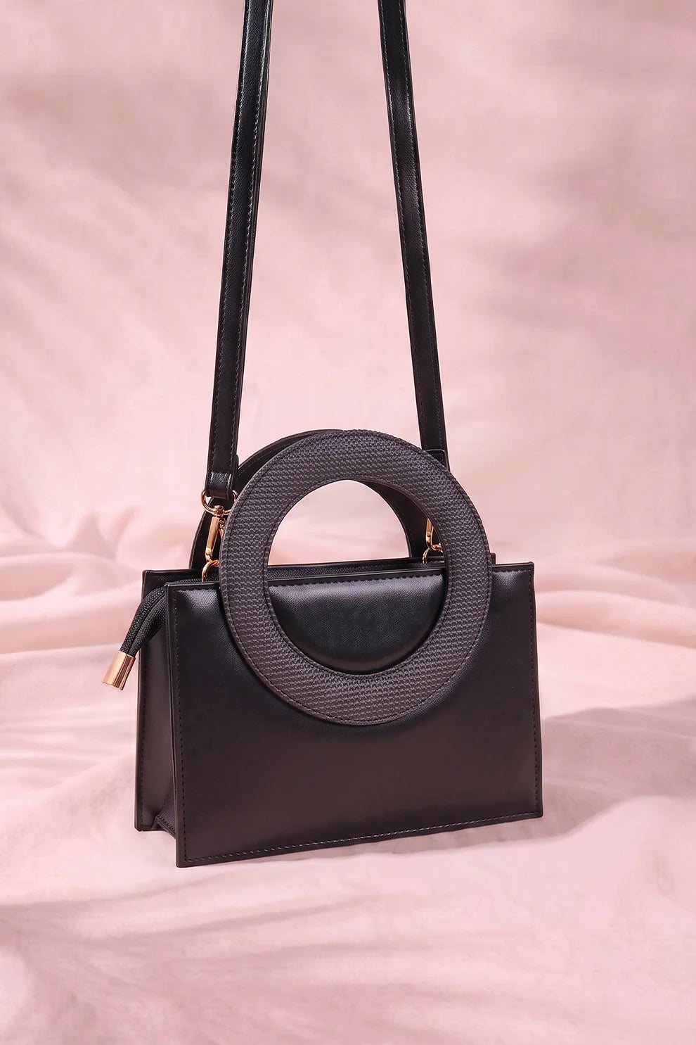 O-RING IN BLACK - HANDBAG
