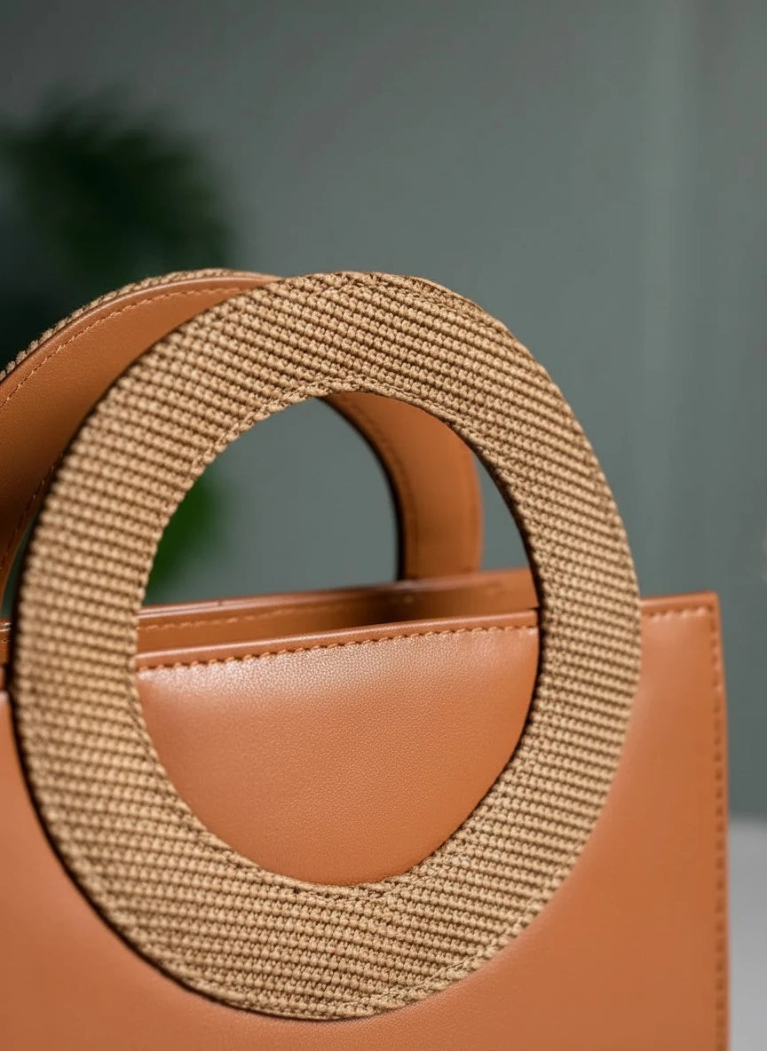 THE CIRCLE HANDBAG - BROWN