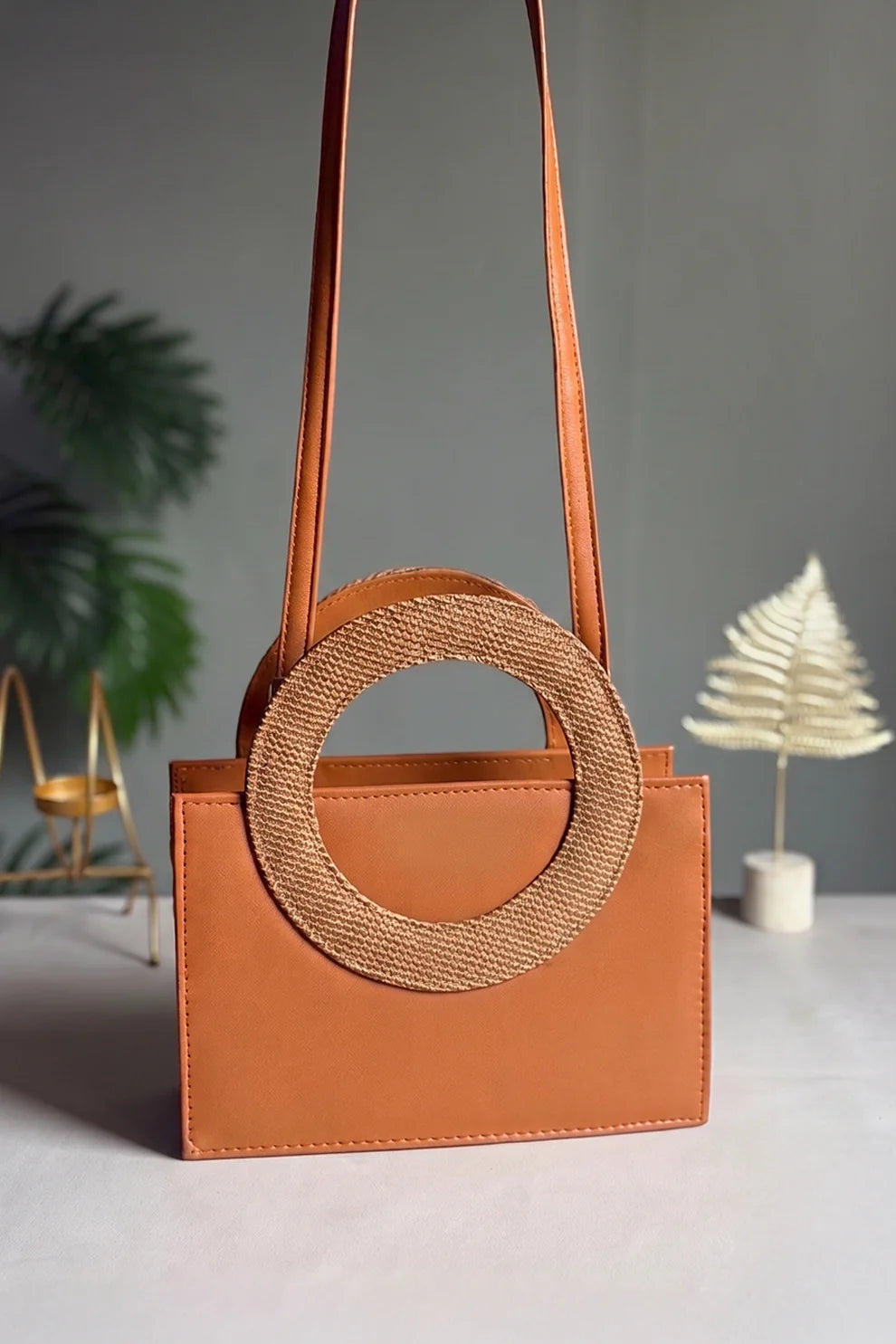 THE CIRCLE HANDBAG - BROWN