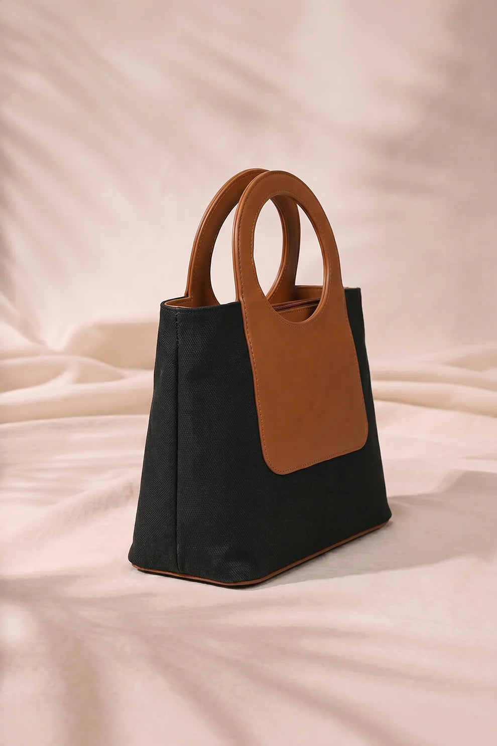 LOOP JUTE IN BLACK - SHOULDER BAG