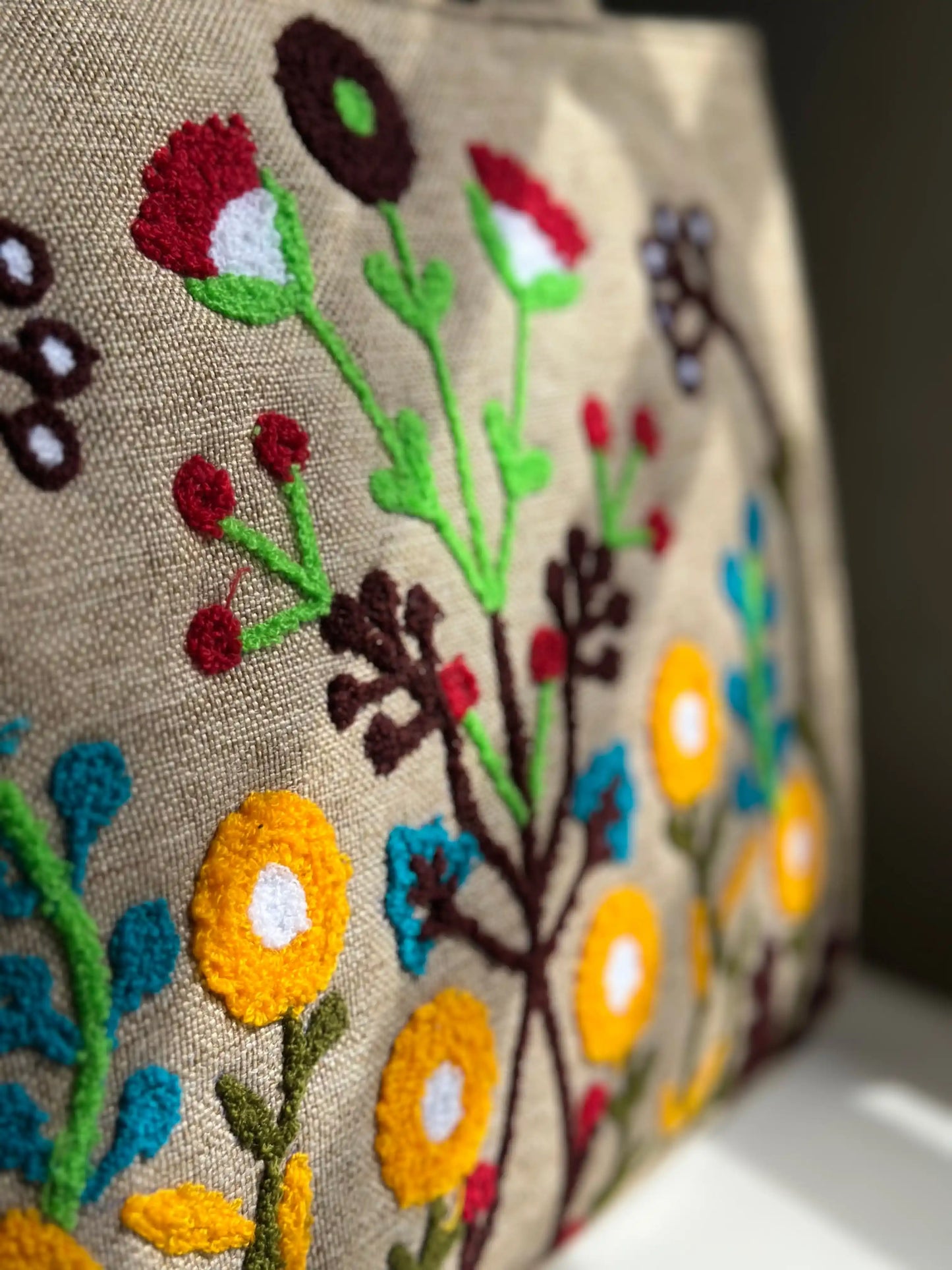 HANDMADE EMBROIDERED JUTE TOTE FLORA - BEIGE