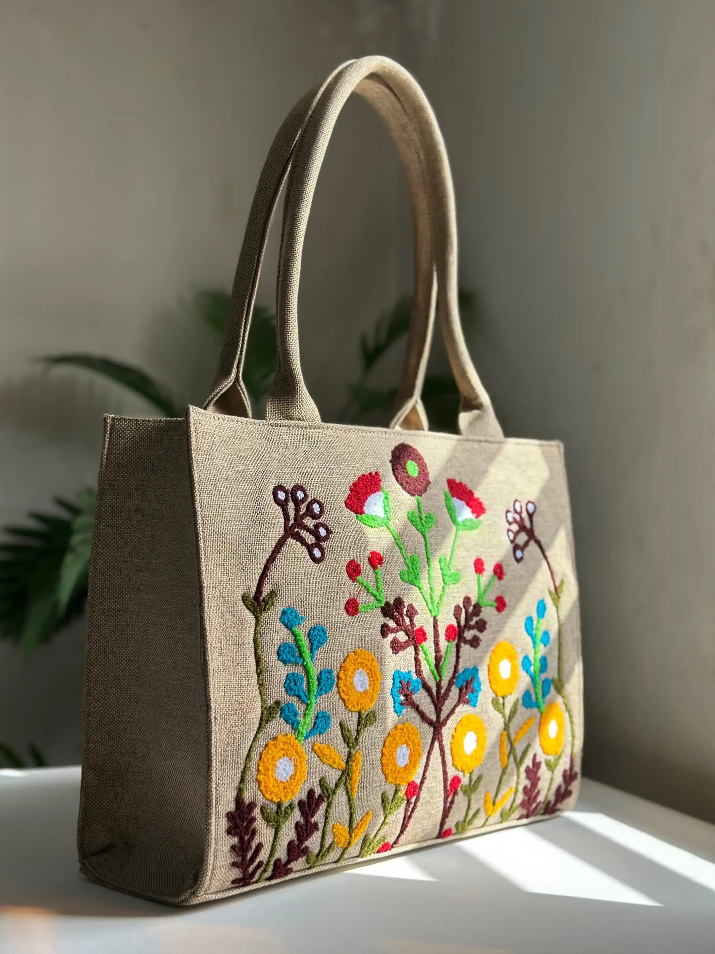 HANDMADE EMBROIDERED JUTE TOTE FLORA - BEIGE