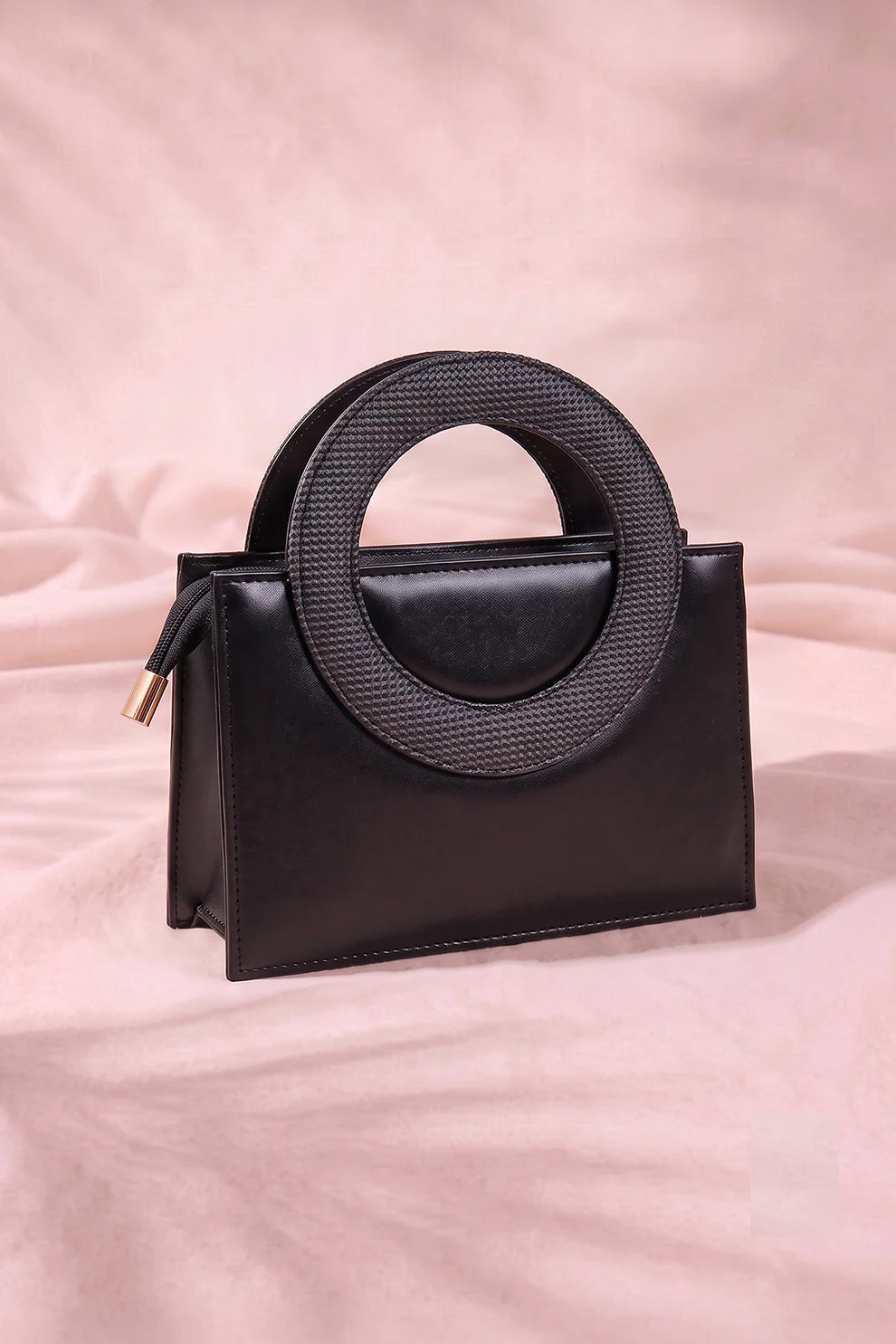 O-RING IN BLACK - HANDBAG