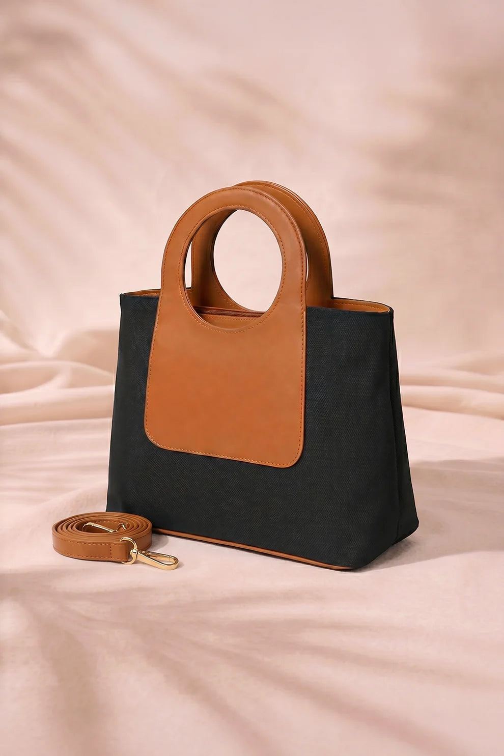 LOOP JUTE IN BLACK - SHOULDER BAG