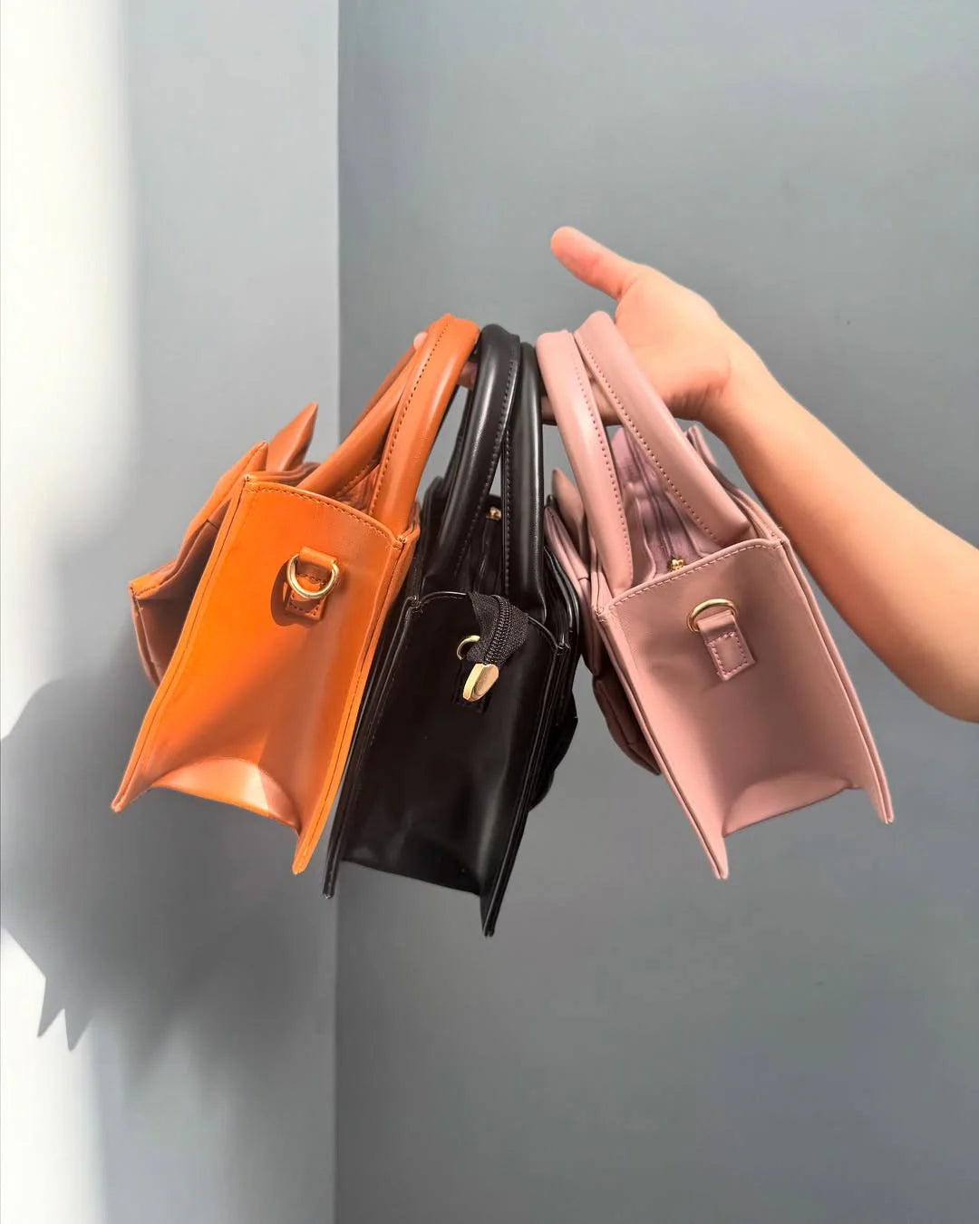 GLOSS BOW HANDBAG - BROWN